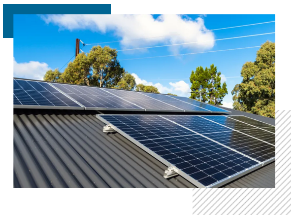 Installation de panneaux solaires sur un toit bac acier